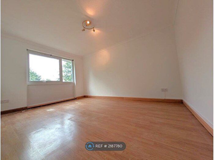 3 Bedroom Flat To Rent In Cuffley Court, Hemel Hempstead, HP2