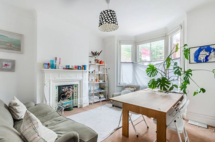 2 Bedroom Flat To Rent In Kinsale Road, Peckham Rye, London, SE15