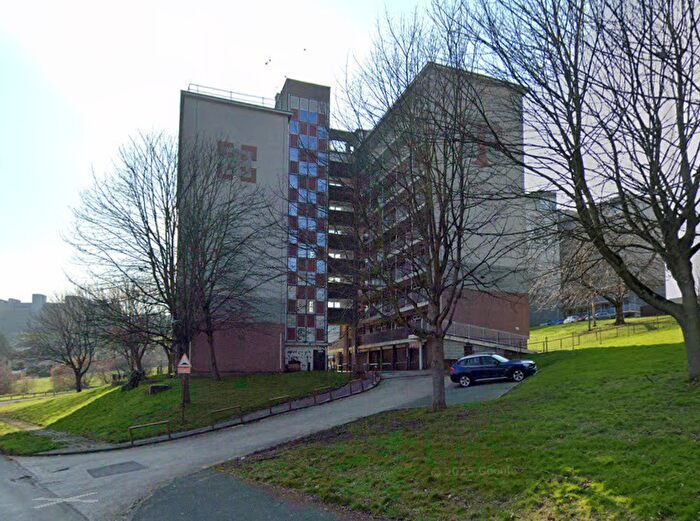 3 Bedroom Flat To Rent In Thorold House, Fairhaven Green, Bradford, BD10