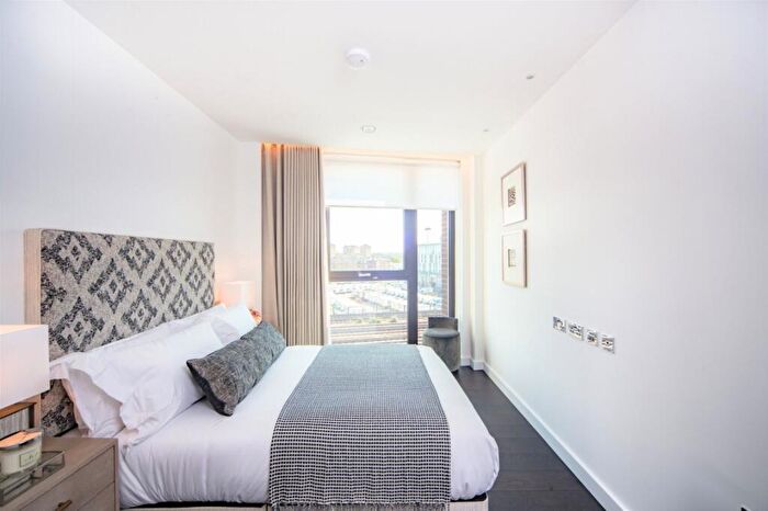 2 Bedroom Apartment To Rent In Thornes House, Charles Clowes Walk, London, SW11