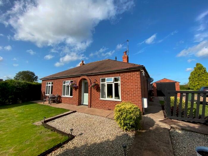 3 Bedroom Detached Bungalow To Rent In North Moor Road, Walkeringham, Doncaster, DN10