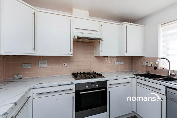 3 Bedroom Semi Detached House To Rent In Knightwood Close, Farnborough, GU14