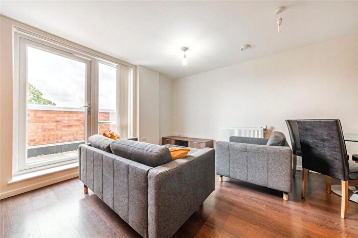 1 Bedroom Flat For Sale In Holdsworth Lodge, Lankaster Gardens, N2