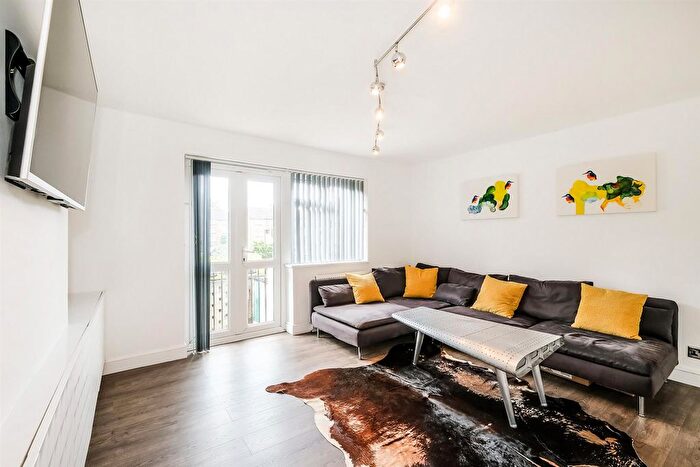 2 Bedroom Flat To Rent In Brading Crescent, Wanstead, E11