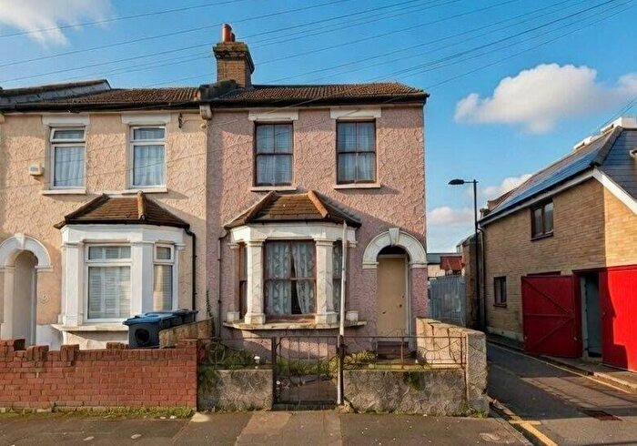 3 Bedroom End Of Terrace House For Sale In Limes Road, Croydon, Surrey, CR0