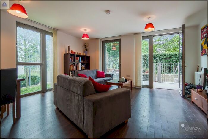 3 Bedroom Flat To Rent In North Woolwich Road, London, E16