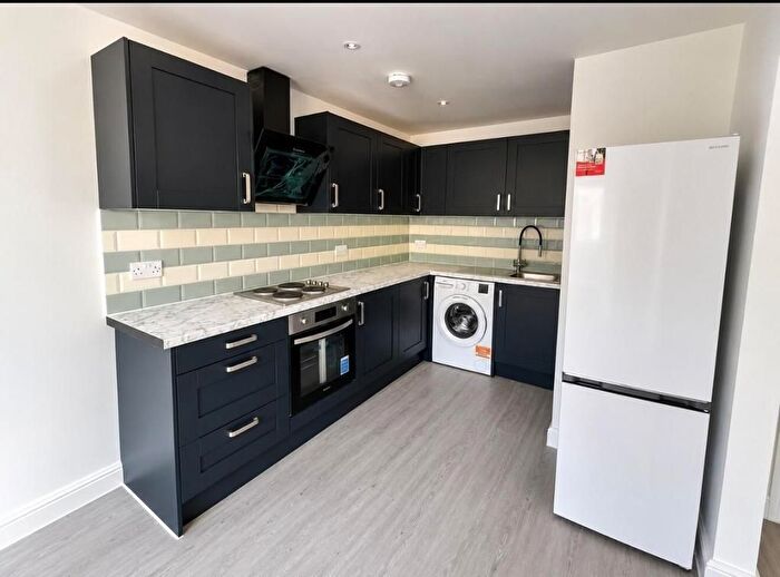 1 Bedroom Flat To Rent In Hampton Hill, High Street, TW12