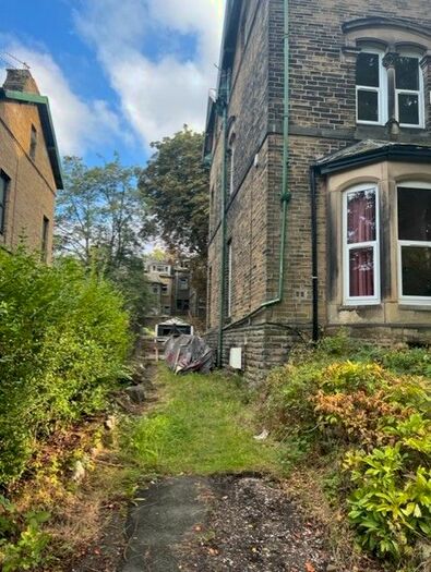 5 Bedroom Semi-Detached House To Rent In Parkfield Road, Bradford, West Yorkshire, BD8