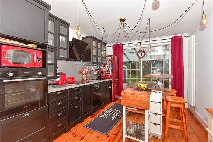 3 Bedroom Semi-Detached House For Sale In Castle Way, Leybourne, Kent, ME19