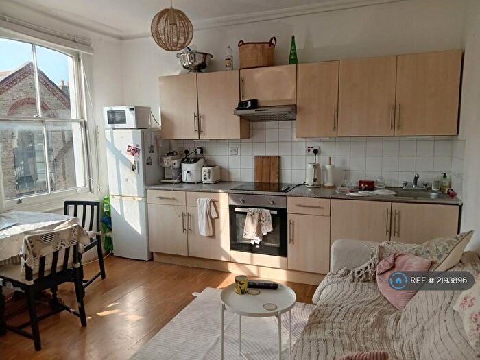 3 Bedroom Flat To Rent In Shakespeare Road, London, SE24