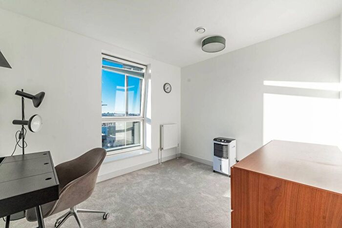 3 Bedroom Flat To Rent In Edgware Road, Edgware, London, NW9