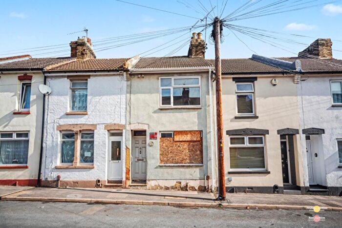 3 Bedroom Terraced House For Sale In Glencoe Road, Chatham, Kent, ME4