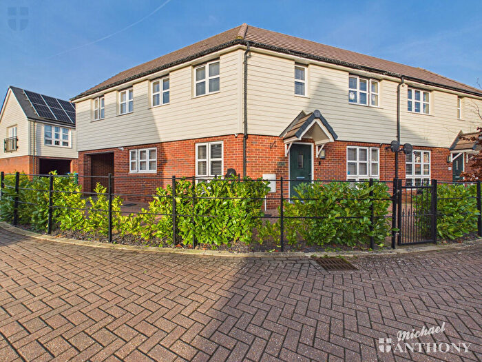 3 Bedroom End Of Terrace House For Sale In Farleigh Drive, Aylesbury, HP18