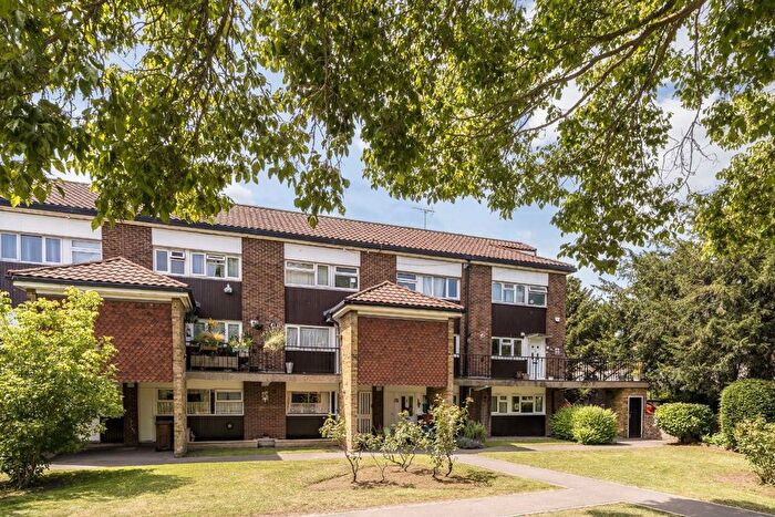 2 Bedroom Flat For Sale In Manor Vale, Brentford, TW8