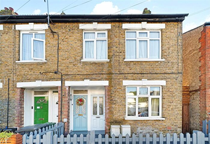 3 Bedroom Flat To Rent In Claremont Road, Walthamstow, London, E17