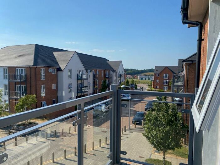 2 Bedroom Apartment To Rent In Holmbush Mews, Faygate, Horsham, RH12