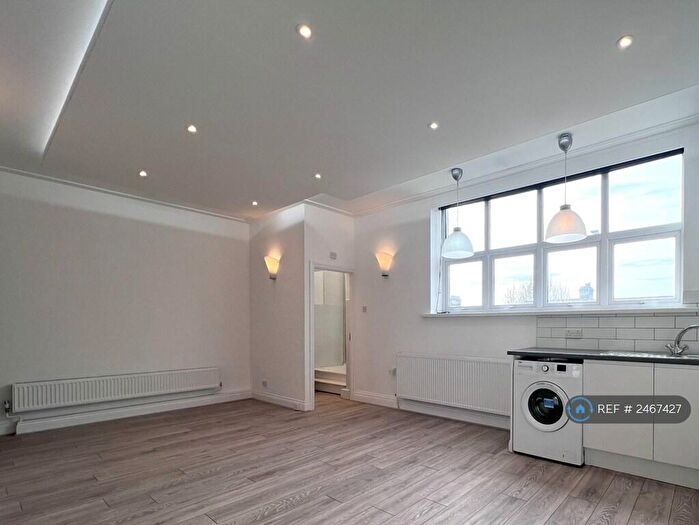2 Bedroom Flat To Rent In Billet Road, London, E17