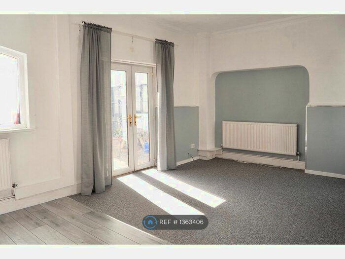 2 Bedroom Flat To Rent In Llys Dol May, Penarth, CF64