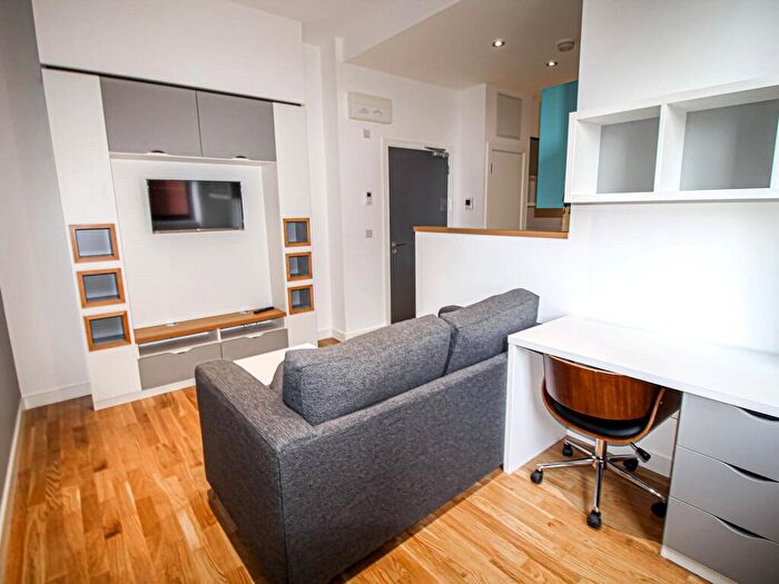 Apartment To Rent In Apt, Q One Residence #, LS2