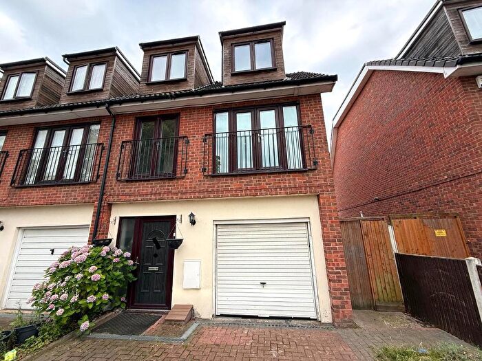 3 Bedroom End Of Terrace House To Rent In Camborne Avenue, Romford, Romford, RM3