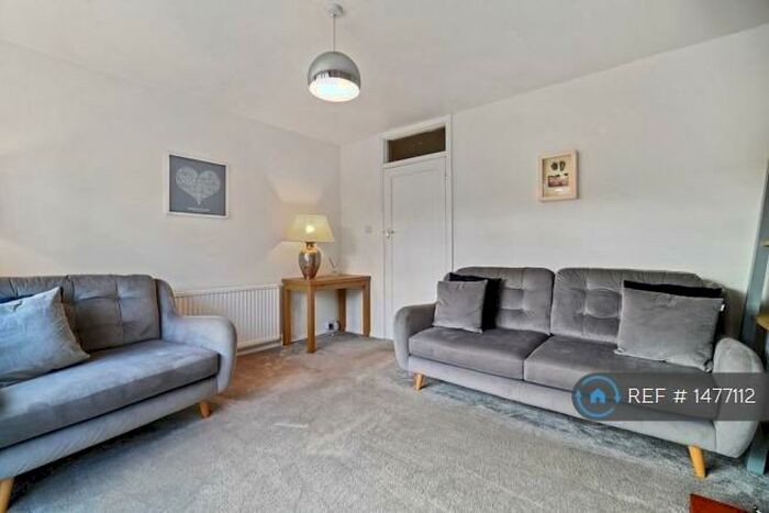 3 Bedroom Flat To Rent In Crown Court, London, SE12