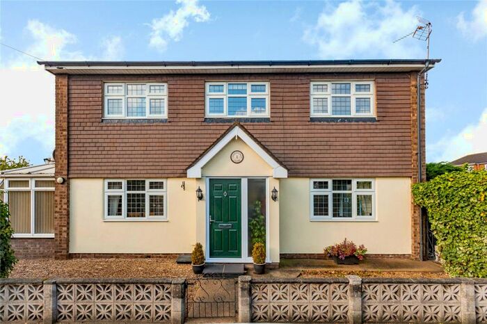 3 Bedroom Detached House For Sale In Greenacres Close, Rainham, RM13
