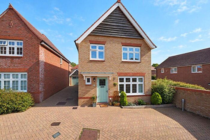 3 Bedroom Detached House For Sale In Magpie Meadows, Caddington, LU1