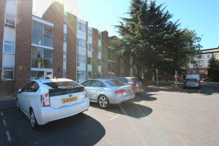 2 Bedroom Flat To Rent In Gatewick Close, Slough, SL1