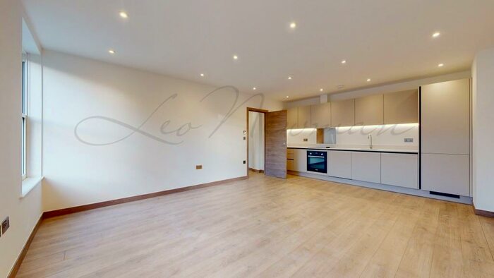 2 Bedroom Flat To Rent In High Street, Thames Ditton, Surrey, KT7