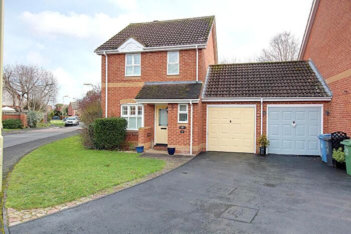 3 Bedroom Detached House For Sale In Hop Garden Road, Hook, Hampshire, RG27