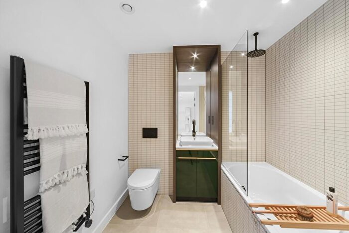 2 Bedroom Apartment For Sale In The City Collection, London, E1