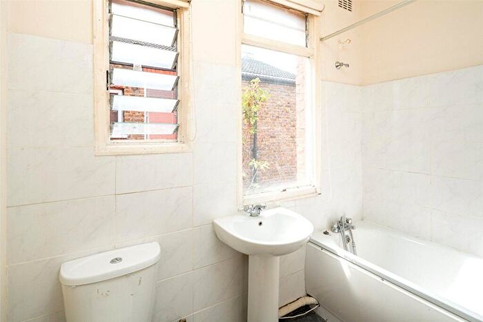 2 Bedroom Flat For Sale In Elmhurst Road, London, N17