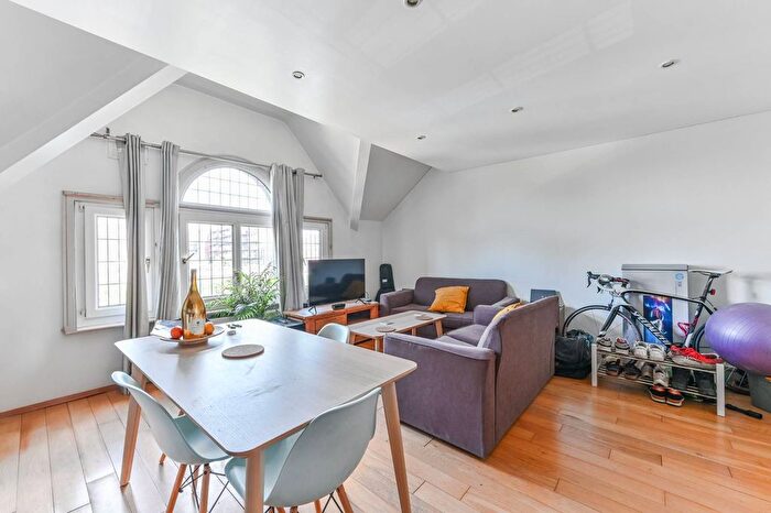 3 Bedroom Flat To Rent In Drewstead Road, Streatham Hill, London, SW16