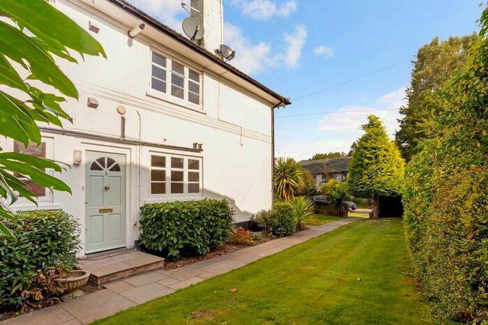 2 Bedroom Flat To Rent In Broomfield Park, Sunningdale, Ascot, SL5