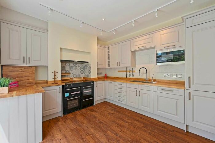 4 Bedroom Property To Rent In South Lambeth Road, London, SW8