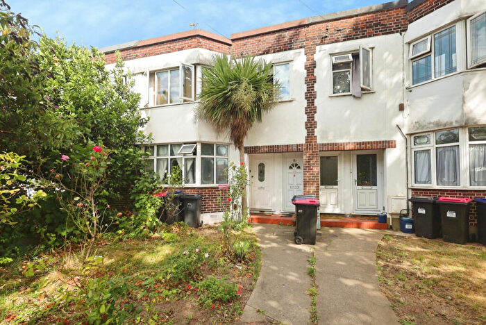 2 Bedroom Apartment For Sale In Rochford Road, Southend-on-sea, SS2