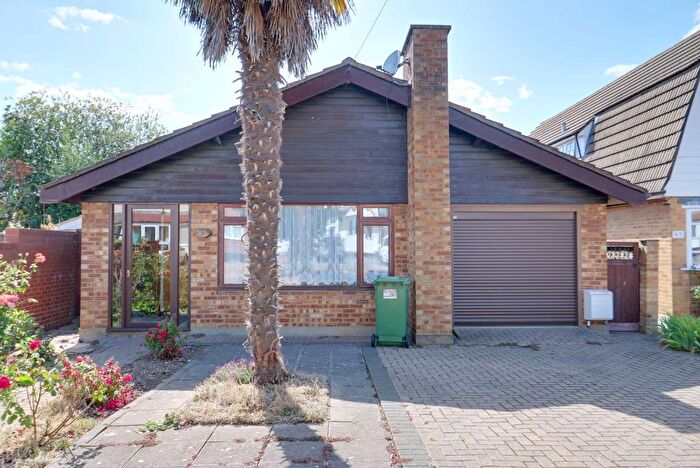 3 Bedroom Detached Bungalow For Sale In Parsonage Road, Rainham, RM13