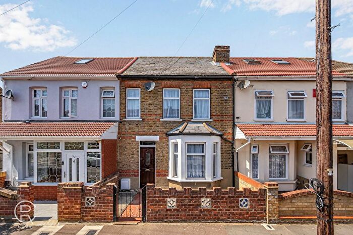 3 Bedroom Terraced House For Sale In Endsleigh Road, Southall, UB2