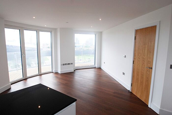 3 Bedroom Flat To Rent In Western Gateway, London, E16