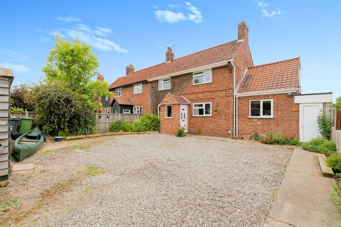 3 Bedroom Semi-Detached House For Sale In Cromer Road, Thorpe Market, Norwich, NR11