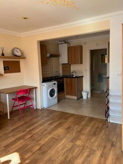 Studio To Rent In E Selsdon Road, South Croydon, Surrey, CR2