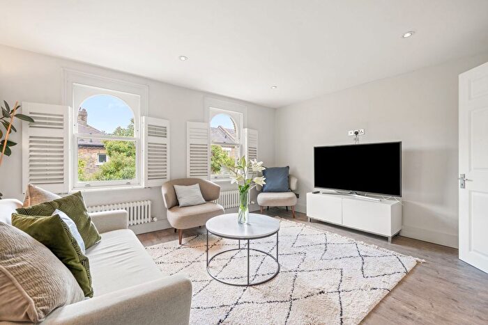 2 Bedroom Flat For Sale In Vauxhall Grove, London, SW8