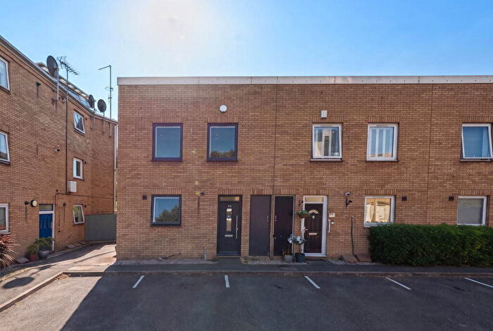 3 Bedroom Semi Detached House For Sale In Milligan Street, E14