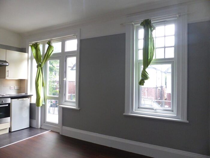 Studio To Rent In York Avenue -, P11