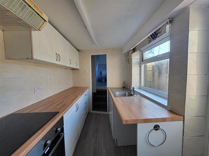 2 Bedroom End Of Terrace House To Rent In Victoria Road, Chatham, ME4
