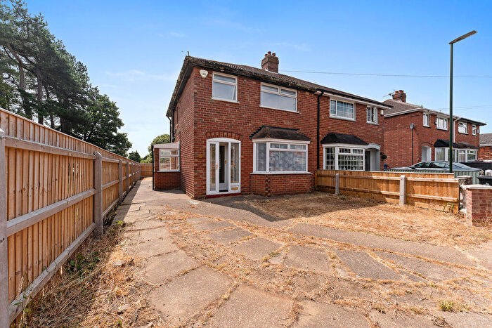 3 Bedroom Semi-Detached House For Sale In Tattershall Avenue, Grimsby, DN34