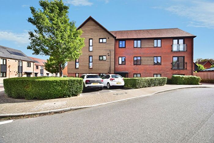 2 Bedroom Flat For Sale In Hawley Drive, Leybourne, West Malling, ME19