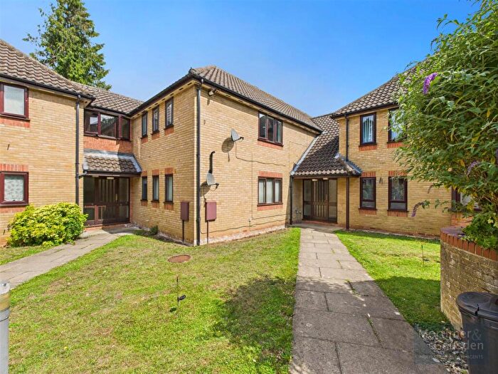 2 Bedroom Apartment For Sale In Yew Tree Court, Bury St. Edmunds, IP33