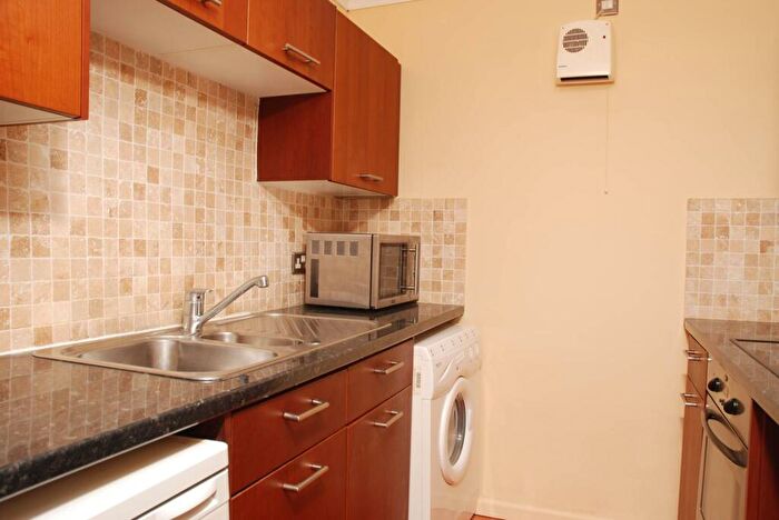 2 Bedroom Flat To Rent In Martyr Road, Guildford, GU1