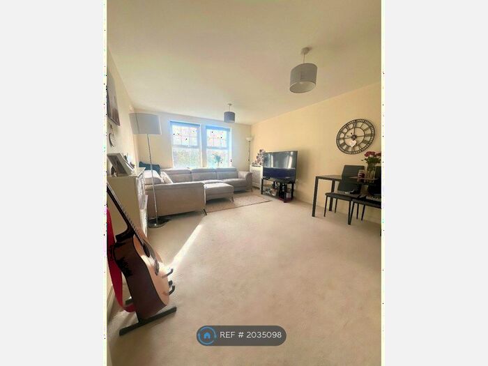 2 Bedroom Flat To Rent In Wey Court, Woking, GU22